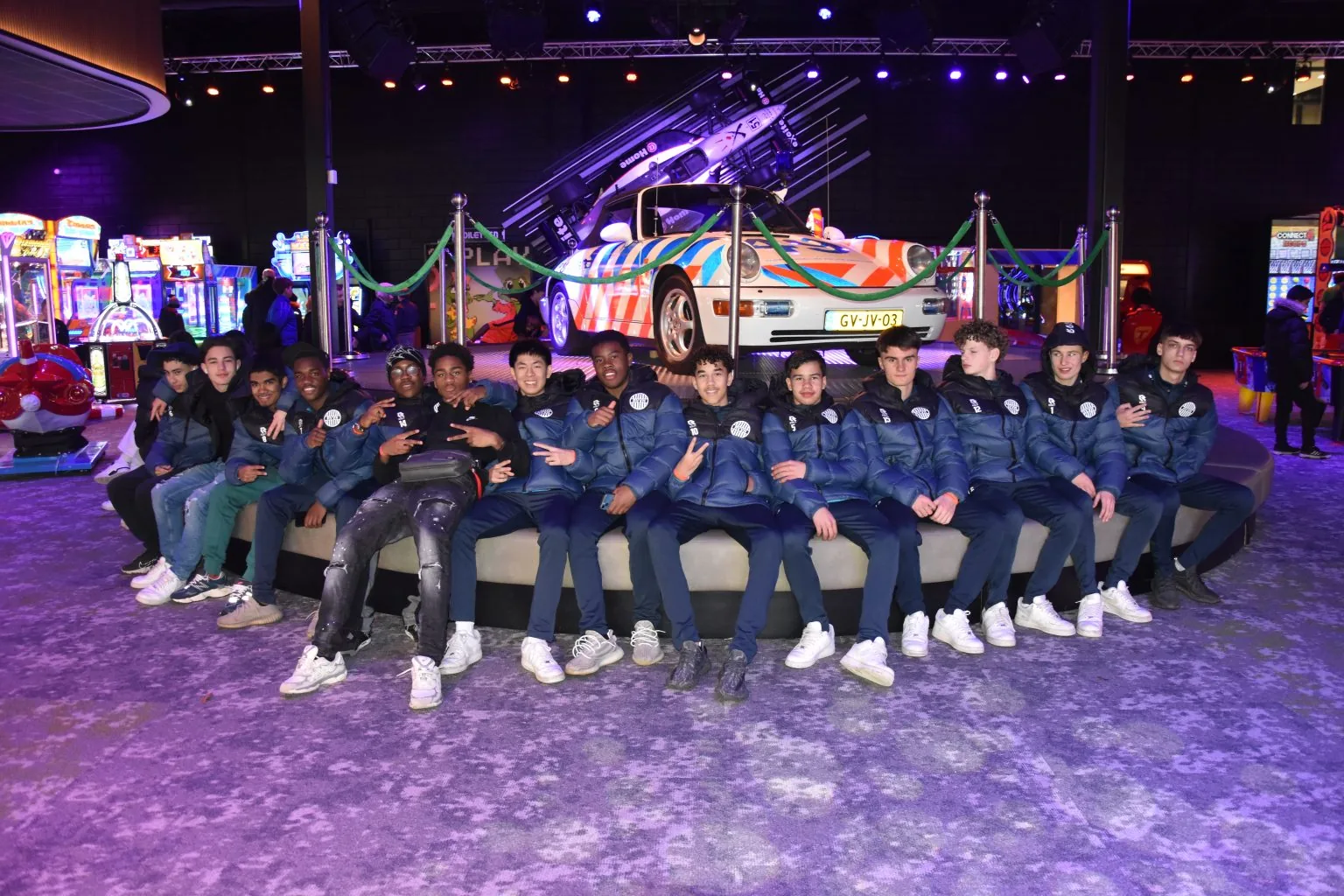 Jeugdvoetbalteam samen in het indoor entertainment van Duinrell