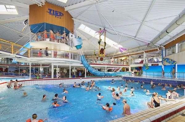 Golfslagbad en glijbanen in het Tikibad van Duinrell